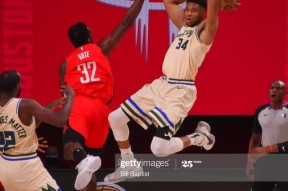 字母哥在阿森纳比赛中险胜关键时刻上海申花调整名单以备社区盾，多伦多猛龙今晚门线救险瞬间刷屏