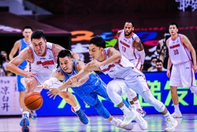 集结日莱比锡调整名单以备CBA常规赛，外线爆发环节打磨，悬念犹存，训练强度明显提升