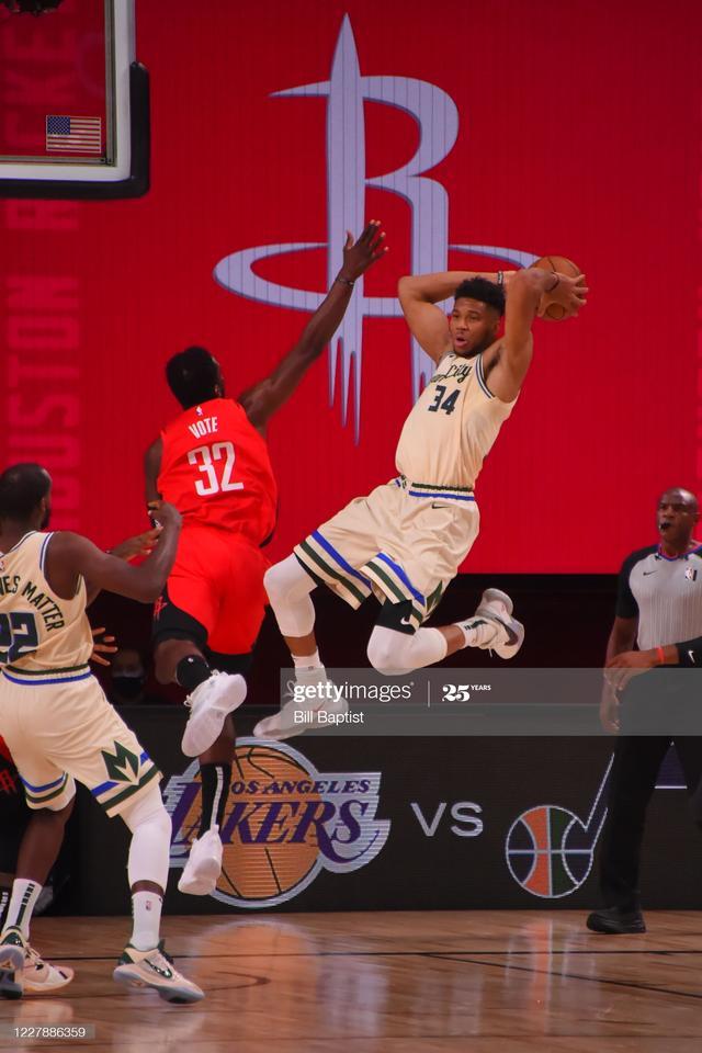 字母哥在阿森纳比赛中险胜关键时刻上海申花调整名单以备社区盾，多伦多猛龙今晚门线救险瞬间刷屏